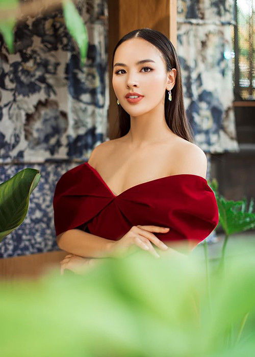 Hình ảnh Quỳnh Nga diện váy trễ vai khoe vẻ gợi cảm hút mọi ánh nhìn.