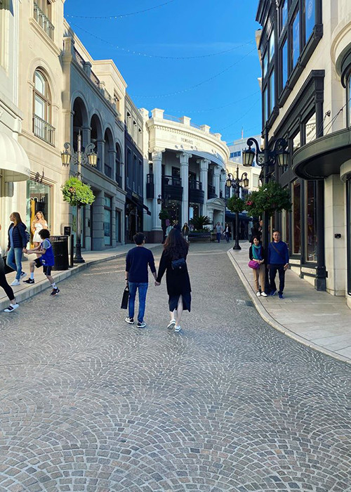 Trên trang cá nhân, đôi vợ chồng son thường xuyên khoe ảnh tình tứ bên nhau.