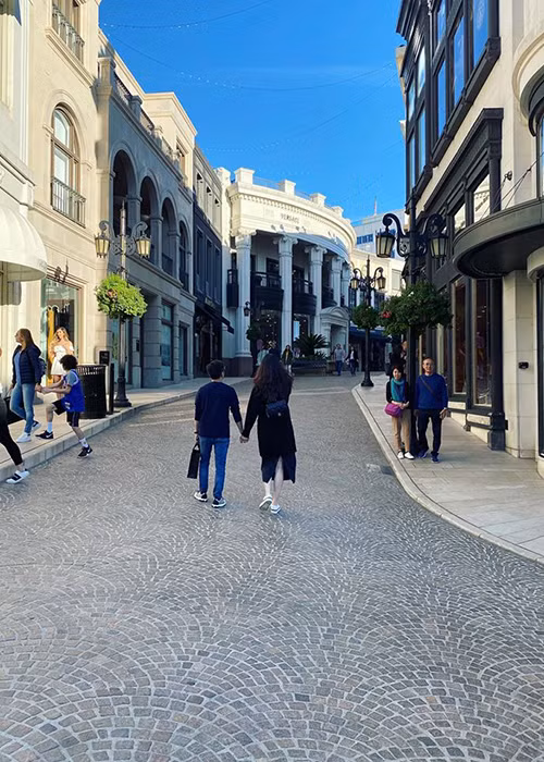 Trên trang cá nhân, đôi vợ chồng son thường xuyên khoe ảnh tình tứ bên nhau.