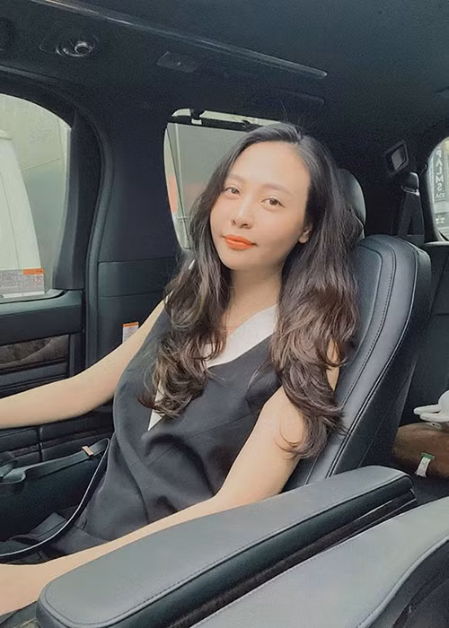 Sau khi kết hôn, nữ ca sĩ gốc Tày không trở lại showbiz đúng như lời chia sẻ.