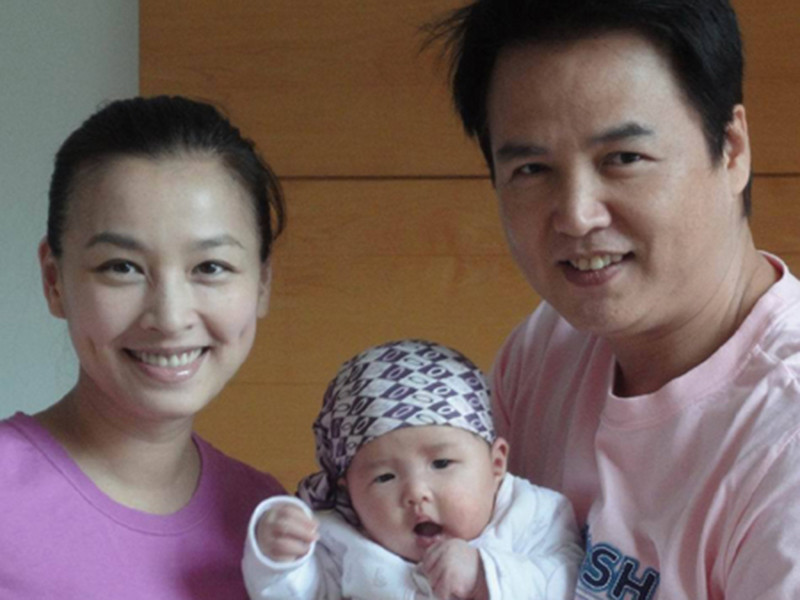 Trương Đình nhận lời cầu hôn của Lâm Thoại Dương vào năm 2006 sau 10 năm gắn bó. Sau khi kết hôn, vợ chồng nữ diễn viên rất mong mỏi có con. Trương Đình đã trải qua 8 lần thụ tinh nhân tạo, cuối cùng mới mang thai con gái đầu lòng và hạ sinh vào năm 2009.