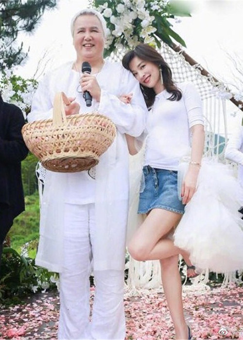 Trước tin đồn ngoại tình, Trương Đình ngay lập tức đứng ra bảo vệ chồng.