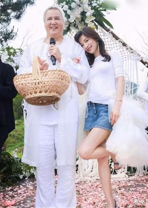 Trước tin đồn ngoại tình, Trương Đình ngay lập tức đứng ra bảo vệ chồng.