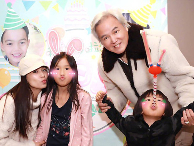 Trương Đình và chồng hiện tập trung kinh doanh, rất hiếm khi tham gia các hoạt động nghệ thuật. Mời quý độc giả xem video "Cách nhận biết người có biểu hiện nhiễm virus Corona". Nguồn VTC