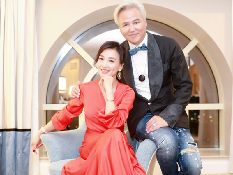 Sau ồn ào, Trương Đình vẫn thường xuyên xuất hiện tình tứ bên ông xã.