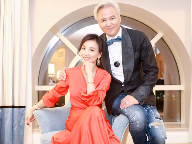 Sau ồn ào, Trương Đình vẫn thường xuyên xuất hiện tình tứ bên ông xã.