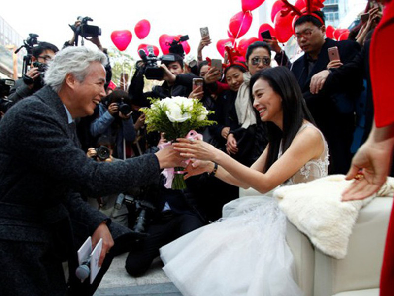 Cặp đôi luôn thể hiện tình cảm mặn nồng dù đã bên nhau nhiều năm.