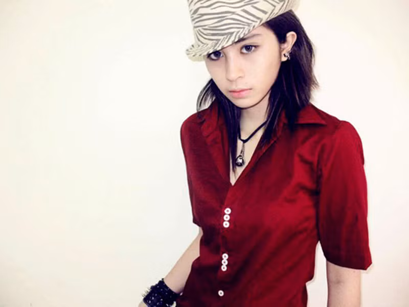 Khi Gil Lê theo đuổi phong cách tomboy, mẹ của cô không cấm cản mà ngược lại, chỉ cần cô cảm thấy thoải mái, vui vẻ dù ở trong bất kỳ hình thức nào, bà cũng sẽ ủng hộ hết mình. Ảnh: Tri thức trẻ