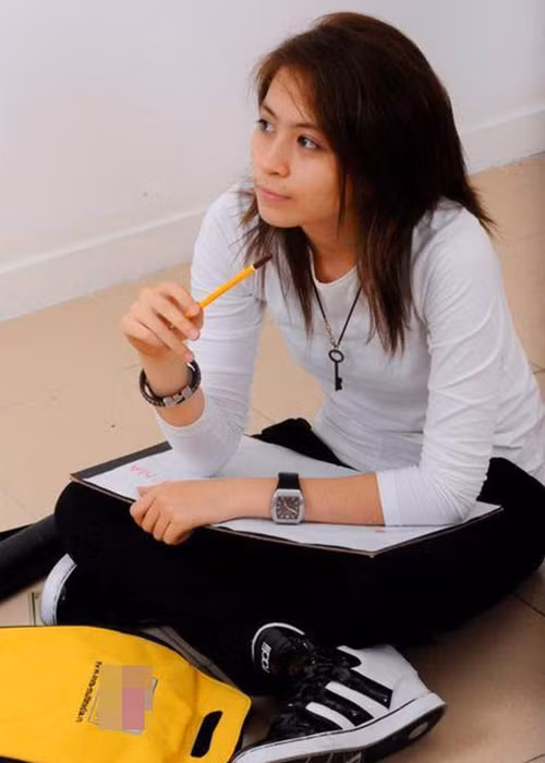 Giọng ca sinh năm 1991 ăn mặc bụi bặm hơn. Ảnh: Tri thức trẻ