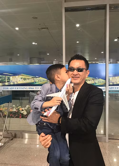 Tom Han đối xử với con nuôi của Thanh Thảo - bé Jacky Minh Trí rất tốt.