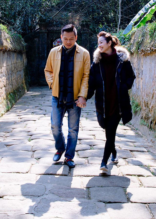 Giống như Thanh Thảo, Jennifer Phạm được ông xã yêu chiều từ việc đỡ đần việc nhà đến chăm sóc con.