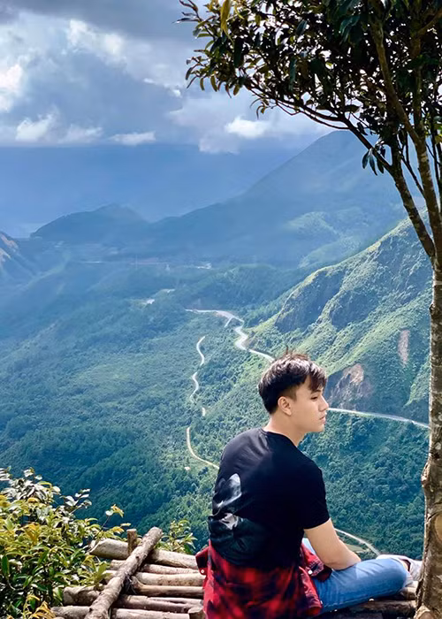 Khi tham gia "Cô gái nhà người ta", nam diễn viên trẻ được khen ngợi điển trai.