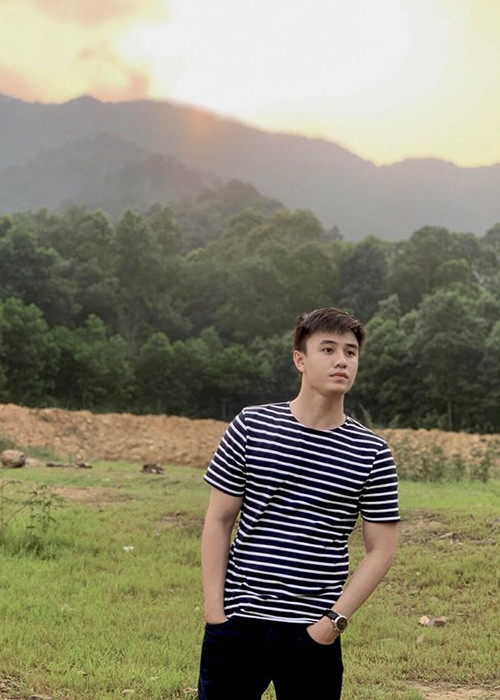 Chia sẻ với Gia đình Xã hội, Hương Giang - bạn diễn của Quang Trọng cho biết, nam diễn viên hiền lành, thật thà và có phần ngô nghê giống như vai diễn Viễn.