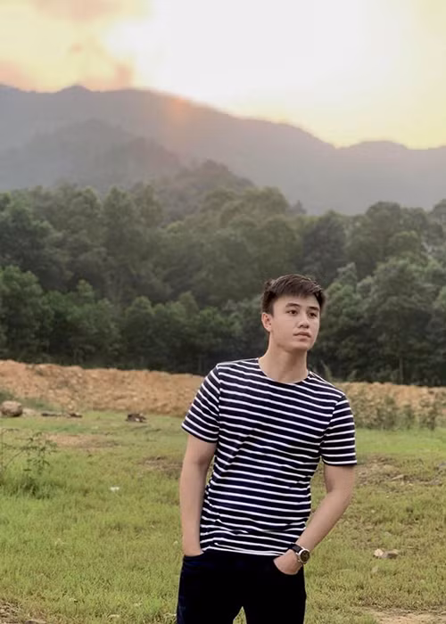 Chia sẻ với Gia đình Xã hội, Hương Giang - bạn diễn của Quang Trọng cho biết, nam diễn viên hiền lành, thật thà và có phần ngô nghê giống như vai diễn Viễn.