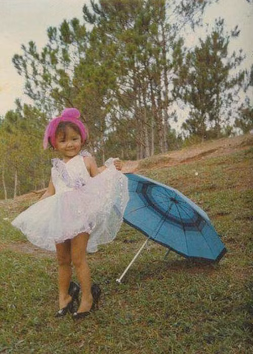 Tóc Tiên được mẹ xây dựng hình ảnh một cô nhóc ngoan hiền, học giỏi, hát những khúc ca phù hợp lứa tuổi. Ảnh: Zing