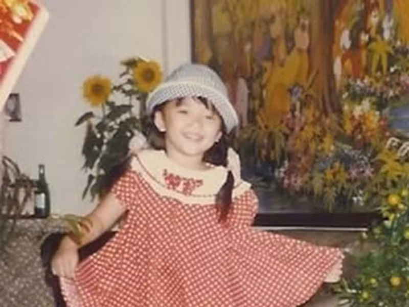 Mẹ của Tóc Tiên lo hết mọi thứ cho con từ việc chọn trang phục, bài hát đến cách trang điểm, kiểu tóc, tiền cát sê.