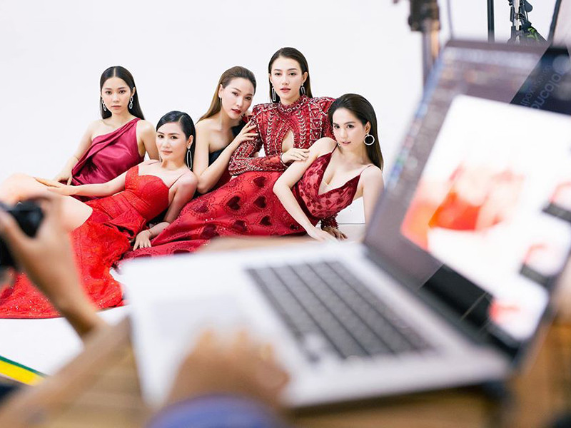 Quỳnh Thư sinh năm 1990, xuất thân là người mẫu, sau đó lấn sân đóng phim.