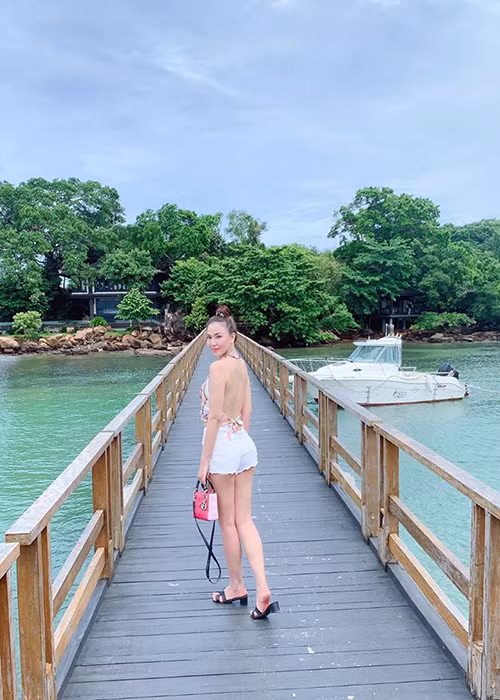 Năm 2015, trong một bài phỏng vấn, Quỳnh Thư có chia sẻ gây sốc: “Đàn ông công chức bình thường không hợp để yêu tôi”.