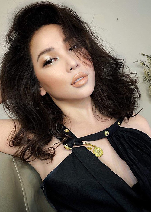 Chân dài sinh năm 1990 sở hữu gương mặt ăn ảnh, làn da trắng sứ, chiều cao khá nổi bật.