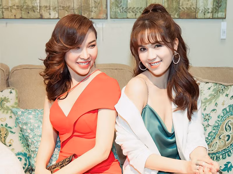 Ngoài Vũ Khắc Tiệp, Quỳnh Thư có mối quan hệ rất thân thiết với Ngọc Trinh. Cả hai đều là những mỹ nhân Việt.