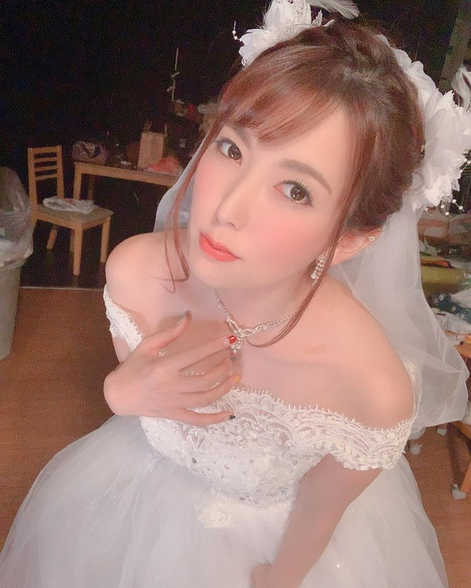 Tuy vậy, như nhiều cô gái khác ở tuổi này, cô muốn kết hôn. Mẫu đàn ông lý tưởng của Yui là dịu dàng, ân cần, cùng cô chia sẻ trách nhiệm gia đình và phải có sở thích chơi games như cô.