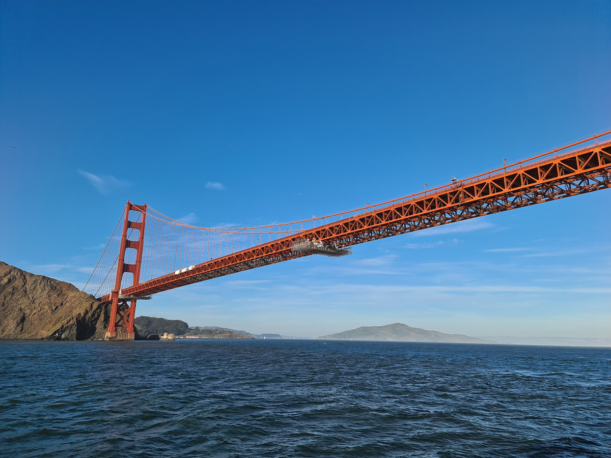 Điểm cộng cho chụp ảnh phong cảnh: Galaxy S20 Ultra sở hữu camera góc siêu rộng 12 MP, 123 độ, mô phỏng chính xác góc nhìn của mắt người nên những bức ảnh chụp từ chế độ này đem lại rất nhiều cảm xúc. Góc siêu rộng trên máy phù hợp khi chụp ảnh đường phố, ảnh phong cảnh. Bạn hoàn toàn có thể lấy nhiều tòa nhà, chiếc cầu Golden Gate... một cách dễ dàng. Hình ảnh cho độ tương phản tốt, chi tiết, có phần rực hơn so với thực tế.