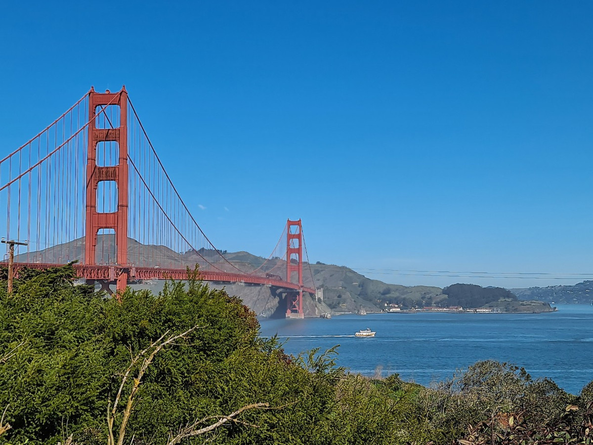 Zoom 100x có ấn tượng?: Máy có khả năng zoom quang 10x và zoom kỹ thuật số 100x. Tính năng này giúp người dùng chụp được những chi tiết ở xa mà không cần di chuyển. Ở giao diện mặc định, máy cho phép người dùng chuyển nhanh giữa 7 cỡ cảnh từ góc siêu rộng (0,5x), góc thường (1x), zoom quang (2x), zoom quang (4x), zoom quang (10x), zoom kỹ thuật số (30x) và zoom kỹ thuật số (100x). Bằng cách kết hợp cả 4 camera sau, máy có thể thay đổi tiêu cự trong khoảng 12-102 mm. Hạn chế lớn nhất nằm ở khả năng chống rung của máy. Càng zoom xa, hiện tượng rung lắc càng dễ xảy ra. Dù đã được trang bị hệ thống ổn định hình ảnh OIS nhưng để có thể chụp được một bức hình sắc nét ở khoảng cách xa, thiết bị yêu cầu người dùng cần giữ chắc tay.