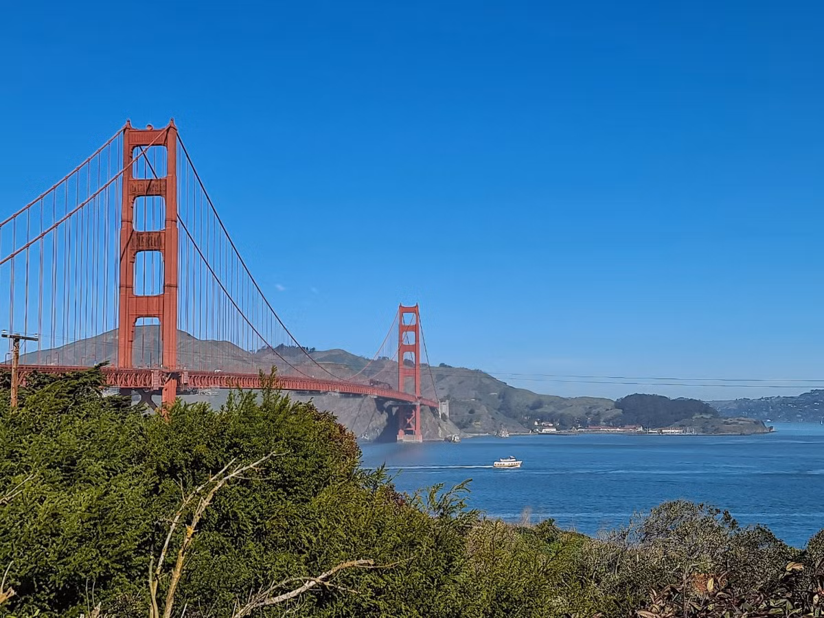 Zoom 100x có ấn tượng?: Máy có khả năng zoom quang 10x và zoom kỹ thuật số 100x. Tính năng này giúp người dùng chụp được những chi tiết ở xa mà không cần di chuyển. Ở giao diện mặc định, máy cho phép người dùng chuyển nhanh giữa 7 cỡ cảnh từ góc siêu rộng (0,5x), góc thường (1x), zoom quang (2x), zoom quang (4x), zoom quang (10x), zoom kỹ thuật số (30x) và zoom kỹ thuật số (100x). Bằng cách kết hợp cả 4 camera sau, máy có thể thay đổi tiêu cự trong khoảng 12-102 mm. Hạn chế lớn nhất nằm ở khả năng chống rung của máy. Càng zoom xa, hiện tượng rung lắc càng dễ xảy ra. Dù đã được trang bị hệ thống ổn định hình ảnh OIS nhưng để có thể chụp được một bức hình sắc nét ở khoảng cách xa, thiết bị yêu cầu người dùng cần giữ chắc tay.