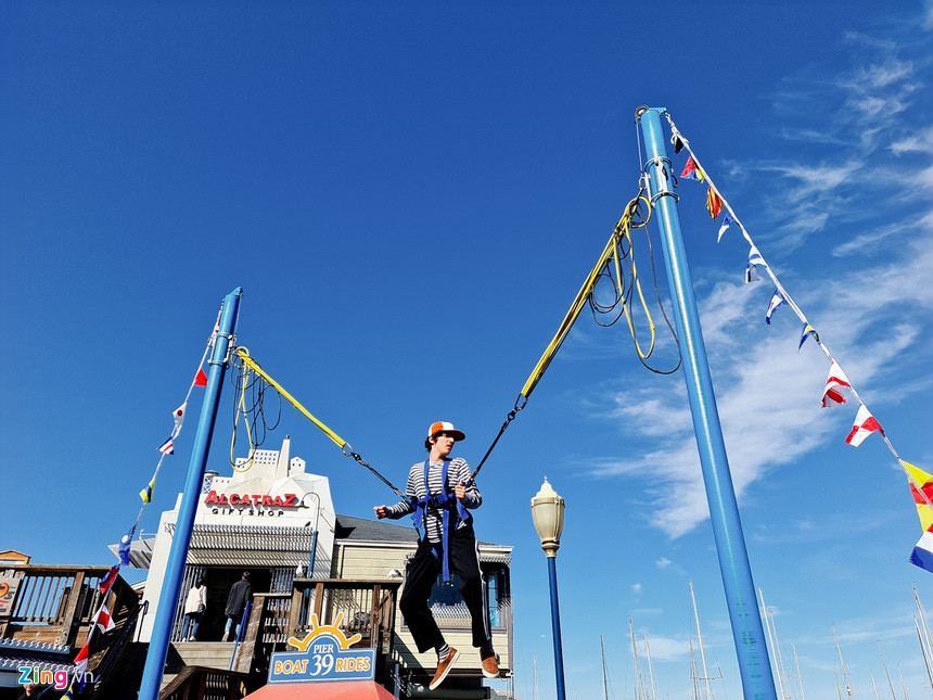 Tính năng Single Take mới: Với chế độ Single Take người dùng bấm 1 lần máy sẽ đưa ra nhiều bức ảnh và video khác nhau nhờ công nghệ trí tuệ nhân tạo. Sản phẩm sẽ tự động áp những bộ lọc màu cho người dùng lựa chọn. Bên cạnh đó, thiết bị cũng đưa ra bức ảnh đẹp nhất sau khi chụp hay tỉ lệ ảnh vuông để bạn tải lên Instagram nhanh chóng hơn.