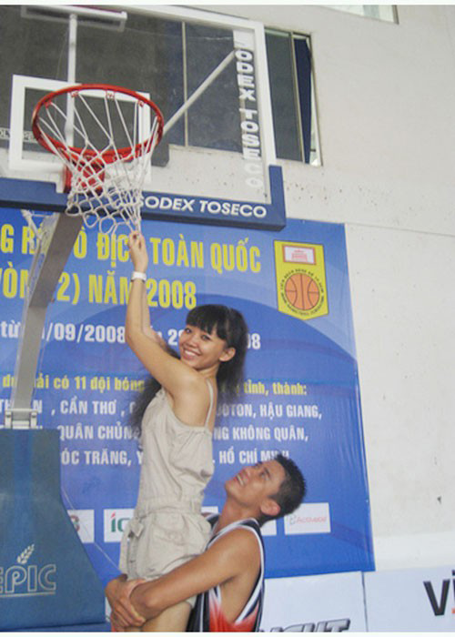 Mẹ của Tóc Tiên đồng ý cho Tóc Tiên và Chong Paul tìm hiểu nhau dù khi đó Tóc Tiên đang rất nổi tiếng và mới bước chân vào trường đại học. Ảnh: Infonet