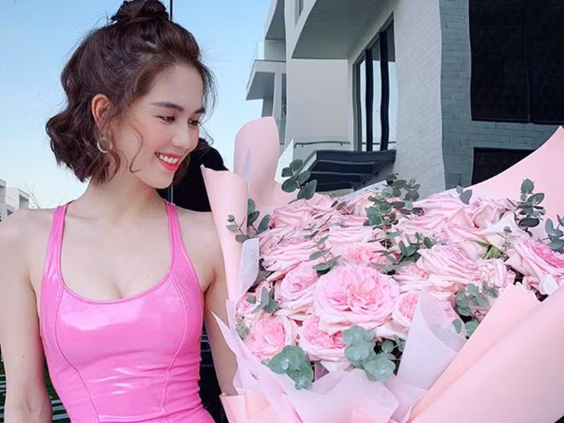 Trên trang cá nhân, Ngọc Trinh vừa đăng tải hình ảnh bó hoa hồng "khủng" được tặng trong ngày Valentine 2020 đồng thời chú thích: "Cảm ơn cậu nhóc nha".