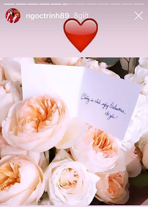 Ngoài quà, Ngọc Trinh còn nhận được tấm thiệp mùi mẫn ghi: "Chồng yêu chúc ngày Valentine vợ yêu".