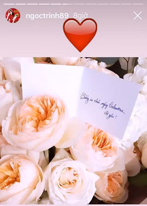 Ngoài quà, Ngọc Trinh còn nhận được tấm thiệp mùi mẫn ghi: "Chồng yêu chúc ngày Valentine vợ yêu".