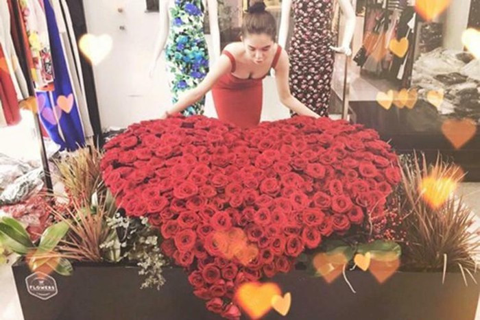 Năm 2016, Ngọc Trinh đón Valentine lãng mạn bên bạn trai 8 năm - đại gia người Singapore. Lúc đó, Ngọc Trinh được tặng bó hoa hồng khổng lồ kết thành hình trái tim được đặt ngay tại cửa hàng thời trang.