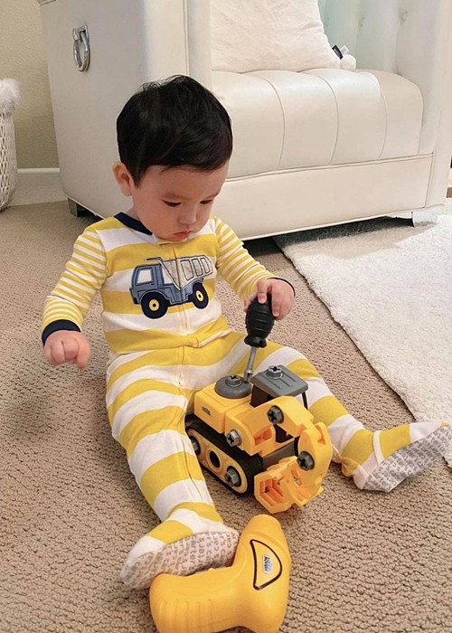 Bé Maximus - con trai của Phạm Hương đốn tim fan bởi vẻ ngoài phổng phao và những biểu cảm hài hước.