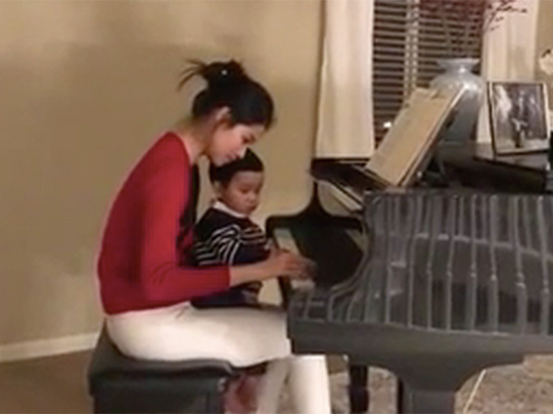 Trên trang cá nhân, Phạm Hương thường xuyên khoe hình ảnh hạnh bên quý tử đầu lòng.