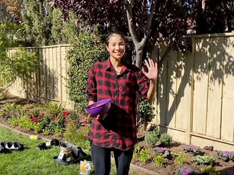 "Tôi sẽ bị lạc lối, cuộc sống sẽ nhàm chán vô cùng khi mỗi ngày chỉ có ăn mặc đẹp đi sự kiện, sống trong sự cô đơn, dè dặt của showbiz. Tôi thích sự tự do và trải nghiệm", Phạm Hương tâm sự.