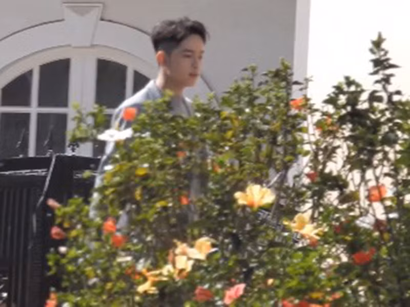 Stylist Kelbin Lei là một trong những bạn đầu tiên có mặt tại lễ cưới của Tóc Tiên và Hoàng Touliver. Ảnh: Đất Việt