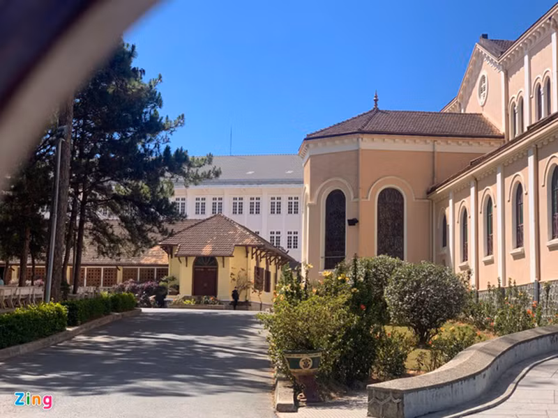 Để đảm bảo sự riêng tư của lễ cưới, cô dâu chú rể siết chặt an ninh. Ảnh: Zing