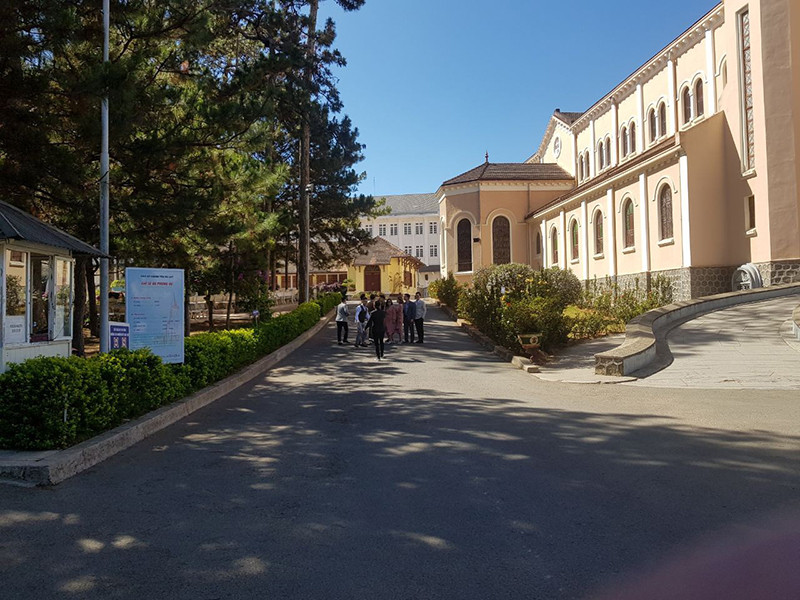 Gia đình, bạn bè thân thiết có mặt ở nhà thờ để chứng kiến hạnh phúc của Tóc Tiên và Hoàng Touliver. Ảnh: Zing