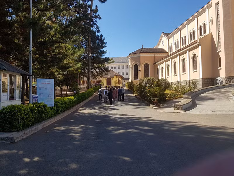 Gia đình, bạn bè thân thiết có mặt ở nhà thờ để chứng kiến hạnh phúc của Tóc Tiên và Hoàng Touliver. Ảnh: Zing