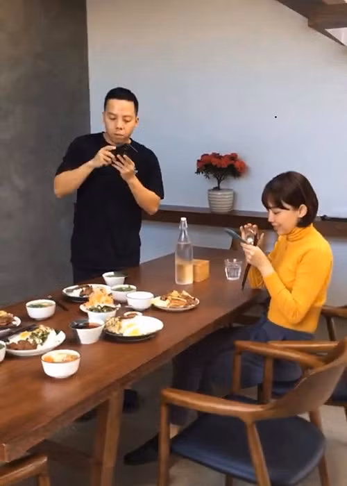 Theo Zing, 5h chiều nay, cặp đôi sẽ tổ chức tiệc cưới tại một homestay ở Đà Lạt với sân vườn rộng, khung cảnh đẹp.