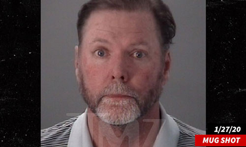 Nam ca si tu van bang sung khi bi dieu tra toi hiep dam