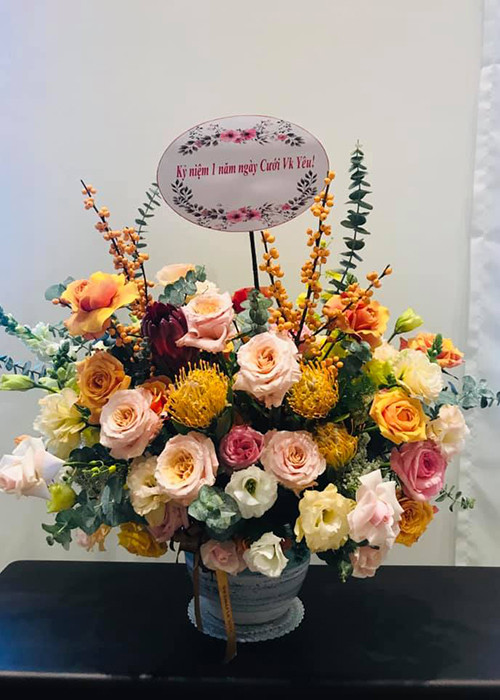 Cựu người mẫu thường xuyên dành lời có cánh cho vợ. "Tròn 1 năm ngày cưới. Cám ơn tình yêu của vợ đã đến và dành cho chúng ta hai con Heo Vàng này ra đời. Cùng nắm tay nhau đi hết con đường này nhé vợ và các con", Trương Nam Thành từng viết.