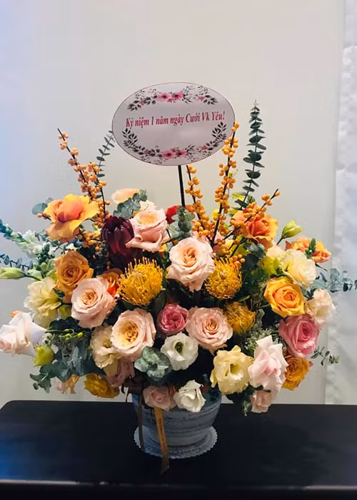 Cựu người mẫu thường xuyên dành lời có cánh cho vợ. "Tròn 1 năm ngày cưới. Cám ơn tình yêu của vợ đã đến và dành cho chúng ta hai con Heo Vàng này ra đời. Cùng nắm tay nhau đi hết con đường này nhé vợ và các con", Trương Nam Thành từng viết.