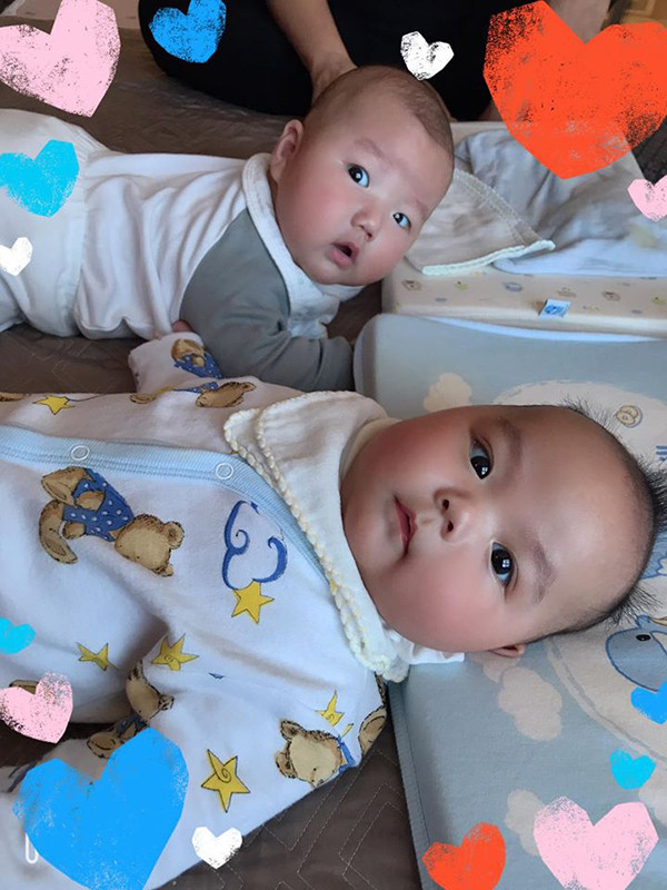 Bạn bè nhận xét trong cặp song sinh nhà Trương Nam Thành, một bé giống bố, một bé lại y hệt mẹ.