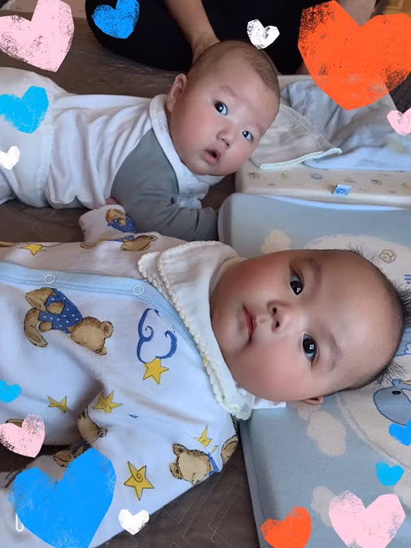 Bạn bè nhận xét trong cặp song sinh nhà Trương Nam Thành, một bé giống bố, một bé lại y hệt mẹ.