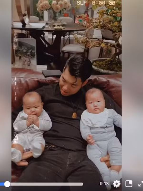 Cặp song sinh nhà Trương Nam Thành trông bụ bẫm với hai gò má phúng phính, chân tay tròn lẳn.