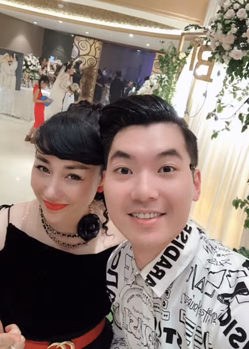 Gắn bó với nữ doanh nhân từng kết hôn và có con riêng, Trương Nam Thành đối mặt với dị nghị, điều tiếng. Tuy nhiên, anh tỏ ra không mấy quan tâm đến những lời bàn tán.