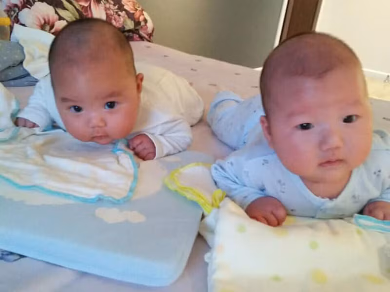 "Con là Putin, con chào cả nhà ạ. Bé tí con đã liếc giống papa con rồi", Thu Huyền viết.